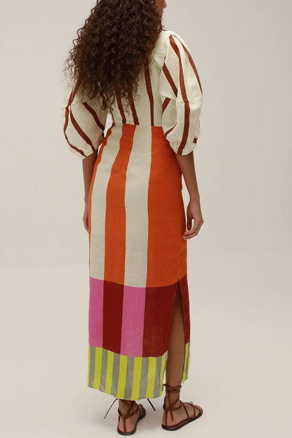 Abito Maxi “Kaya” con Nodo Frontale, Maniche a Sbuffo e Stampa a Blocchi di Colore